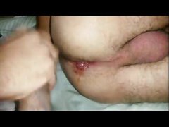 Dois neg&otilde;es fudendo o branquelo at&eacute; sair sangue